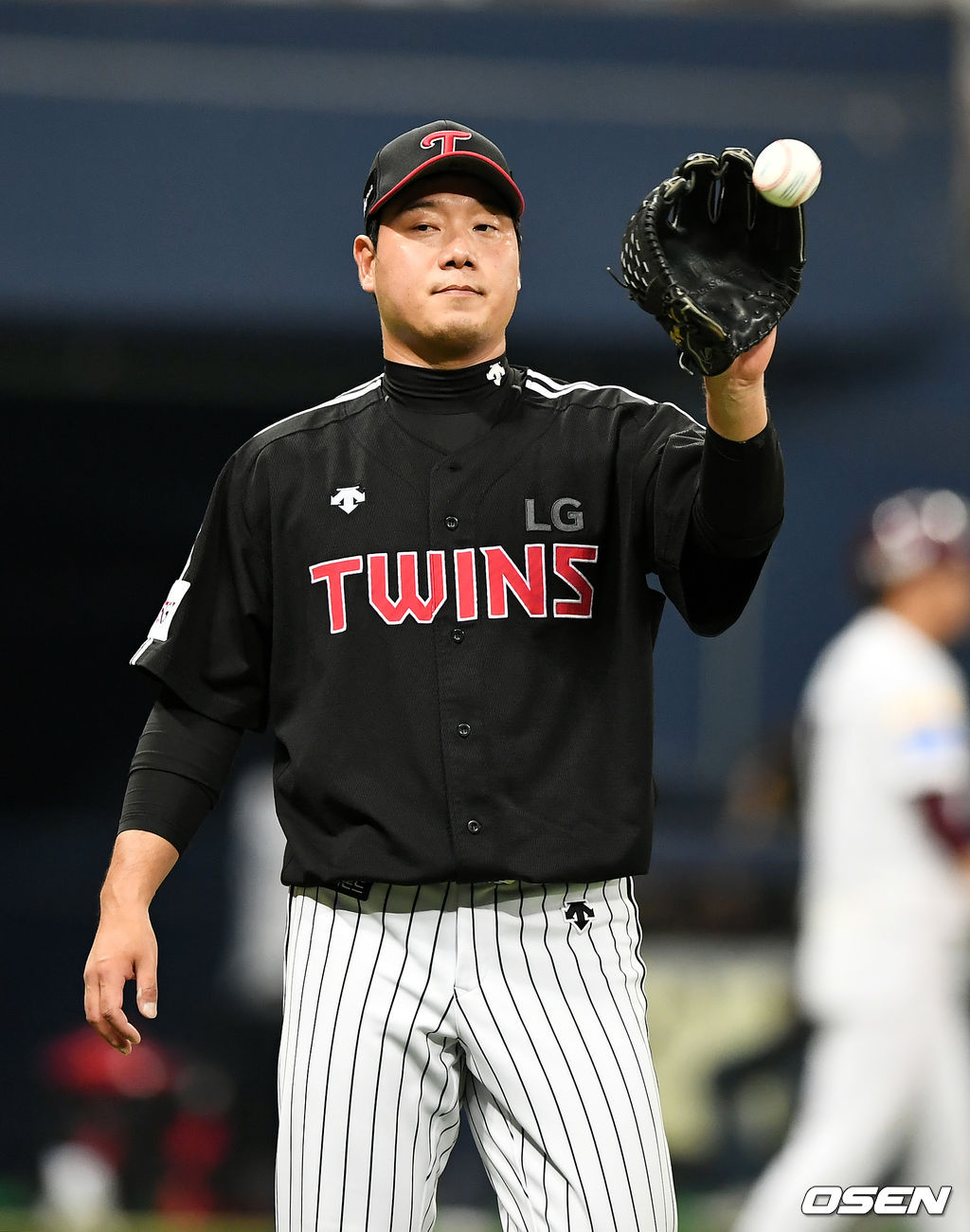 3회말 2사 1,2루 LG 류제국이 두 타자 연속 안타를 허용 후 숨을 고르고 있다. /pjmpp@osen.co.kr