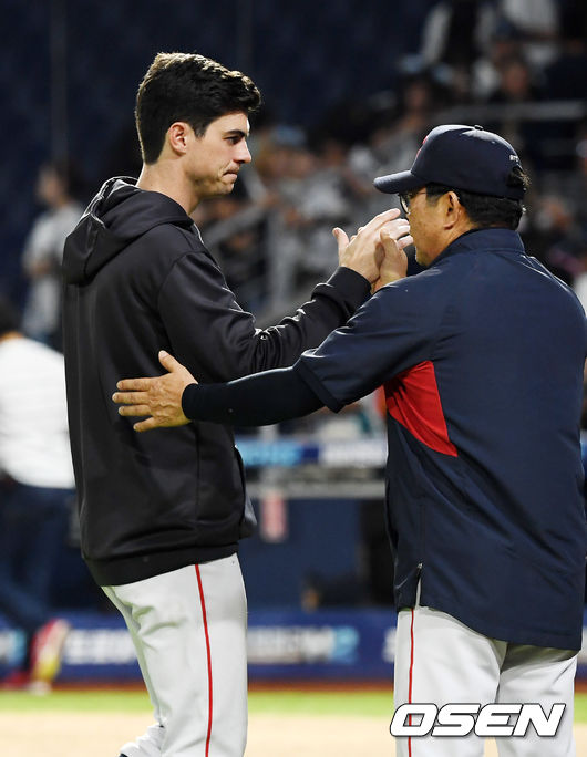 롯데 레일리가 양상문 감독과 하이파이브를 하고 있다./rumi@osen.co.kr