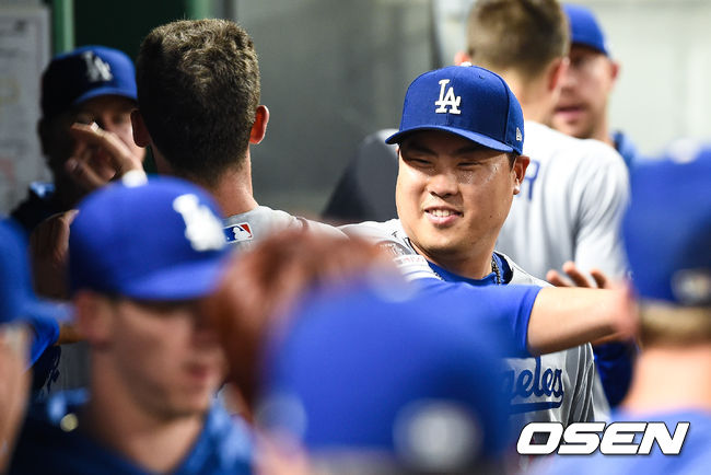 6회말 이닝종료 후 다저스 류현진이 호수비 펼친 벨린저와 하이파이브를 하고 있다. / soul1014@osen.co.kr