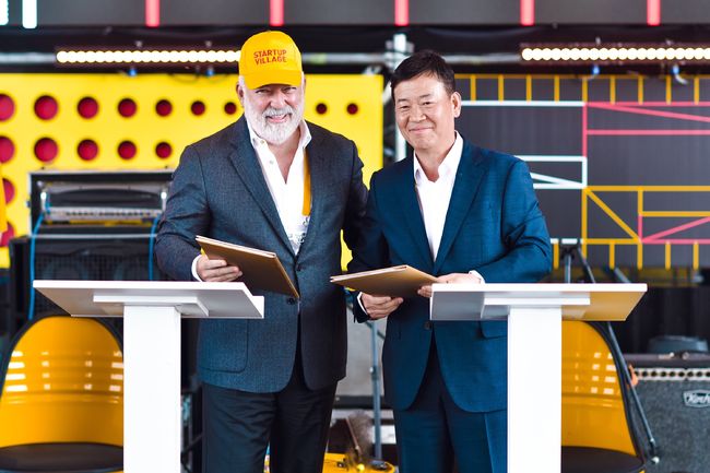 손경수 현대차 러시아권역본부장(오른쪽)과 빅토르 벡셀베르크 러시아 스콜코보 혁신 센터장이 협약을 체결하고 있다. /현대자동차 제공.