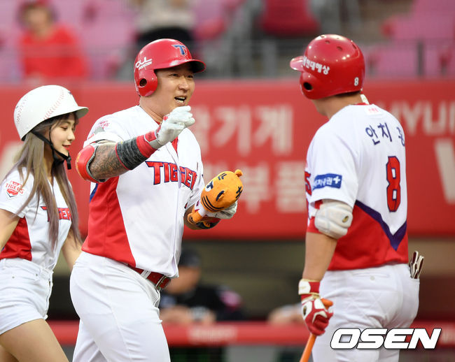 KIA 타이거즈 최형우가 지난 5월 24일 kt wiz와 광주경기 1회말 투런 홈런을 치고 홈에서 안치홍의 축하를 받고 있다. /sunday@osen.co.kr