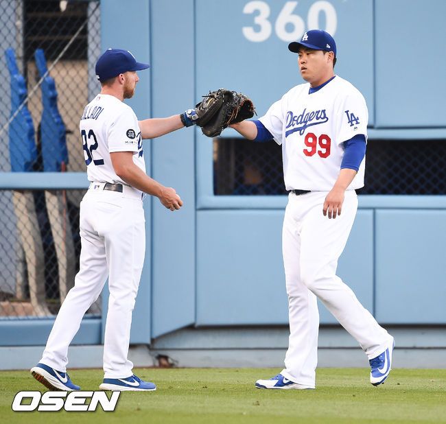 경기전 류현진이 캐치볼 뒤 동료와 하이파이브를 하고 있다. / soul1014@osen.co.kr