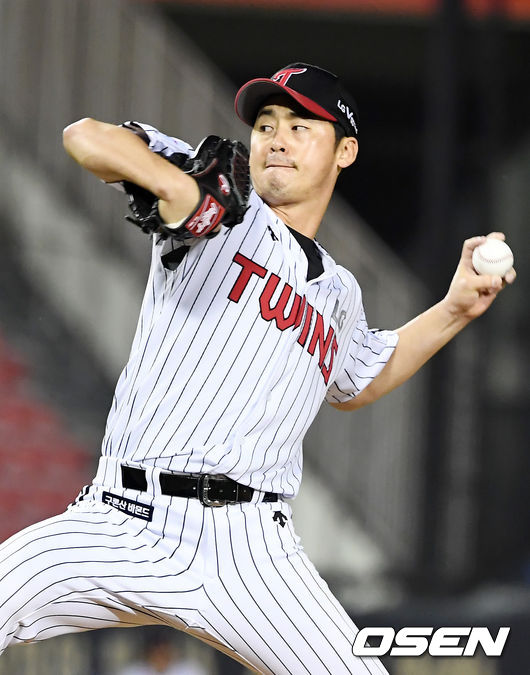 22일 오후 서울 잠실야구장에서 ‘2019년 신한은행 마이카 KBO리그’ LG 트윈스와 SK 와이번스의 경기가 열렸다.9회초 마운드에 오른 LG 진해수가 힘차게 공을 뿌리고 있다./rumi@osen.co.kr