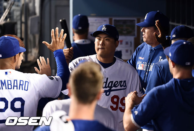 31일(한국시간) 미국 캘리포니아주 로스앤젤레스 다저스타디움에서 2019 메이저리그 LA다저스와 뉴욕 메츠의 경기가 진행됐다. 올 시즌 10경기에서 7승 1패 평균자책점 1.66을 기록하고 있는 가운데, 이날 8승 사냥 및 완벽한 5월 마무리에 나선다. 류현진은 5월 5경기 등판해 4승 무패 평균자책점 0.71의 성적은 남겼다. 이날 경기 호투를 펼치면 ‘이달의 투수상’을 기대할 수 있는 상황. 8회초 2사 1루에서 다저스 류현진이 교체되며 더그아웃에서 동료선수들과 하이파이브를 하고 있다./ soul1014@osen.co.kr
