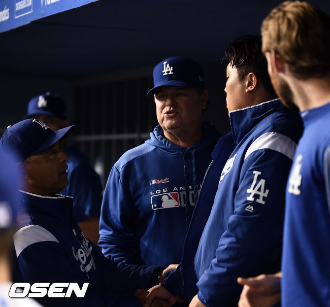 8회초 2사 1루에서 교체된 다저스 류현진이 로버츠 감독, 허니컷 코치와 이야기를 나누고 있다. / soul1014@osen.co.kr