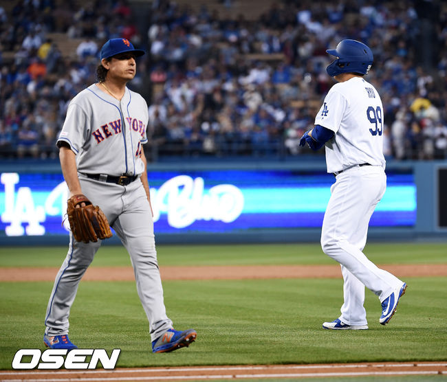 2회말을 마치고 메츠 바르가스와 볼넷 출루한 다저스 류현진이 더그아웃으로 향하고 있다./ soul1014@osen.co.kr