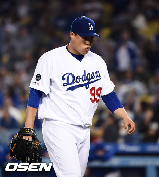 6회초 수비를 마치고 다저스 류현진이 더그아웃으로 향하고 있다./ soul1014@osen.co.kr