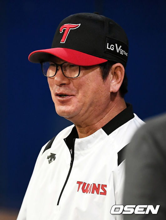 류중일 LG 감독이 선수들을 바라보며 미소 짓고 있다. /pjmpp@osen.co.kr