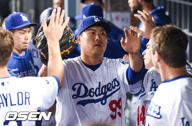 7회초 이닝종료 후 류현진이 동료들의 축하를 받고 있다. / soul1014@osen.co.kr