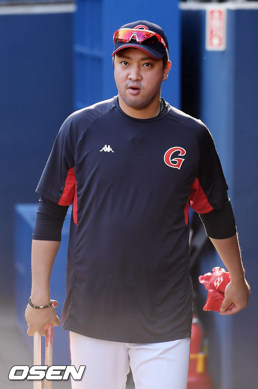 29일 오후 경상남도 창원NC파크에서 ‘2019년 신한은행 마이카 KBO리그’ NC 다이노스와 롯데 자이언츠의 경기가 열릴 예정인 가운데 경기 전 훈련시간이 진행됐다.경기 전 훈련시간에 롯데 채태인이 덕아웃에서 배트를 들고 걸어나오고 있다. /rumi@osen.co.kr