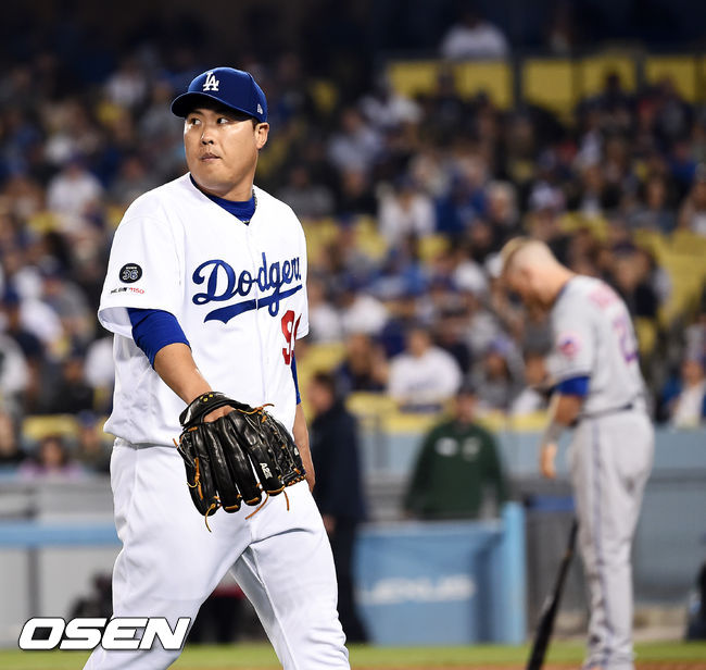 31일(한국시간) 미국 캘리포니아주 로스앤젤레스 다저스타디움에서 2019 메이저리그 LA다저스와 뉴욕 메츠의 경기가 진행됐다.  올 시즌 10경기에서 7승 1패 평균자책점 1.66을 기록하고 있는 가운데, 이날 8승 사냥 및 완벽한 5월 마무리에 나선다. 류현진은 5월 5경기 등판해 4승 무패 평균자책점 0.71의 성적은 남겼다. 이날 경기 호투를 펼치면 ‘이달의 투수상’을 기대할 수 있는 상황.  4회초 2사에서 다저스 류현진이 메츠 프레이저를 삼진 처리하며 더그아웃으로 향하고 있다./ soul1014@osen.co.kr