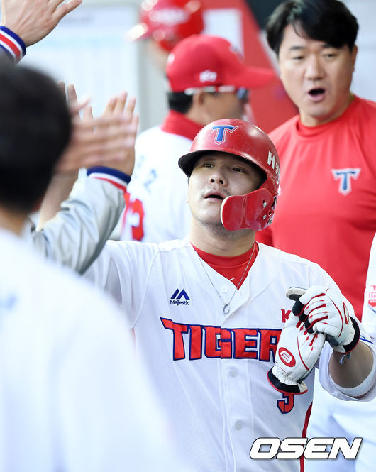 3회말 1사 주자 2,3루 KIA 안치홍의 중견수 앞 1타점 적시타때 홈을 밟은 김선빈이 덕아웃에서 동료들과 하이파이브를 하고 있다./rumi@osen.co.kr