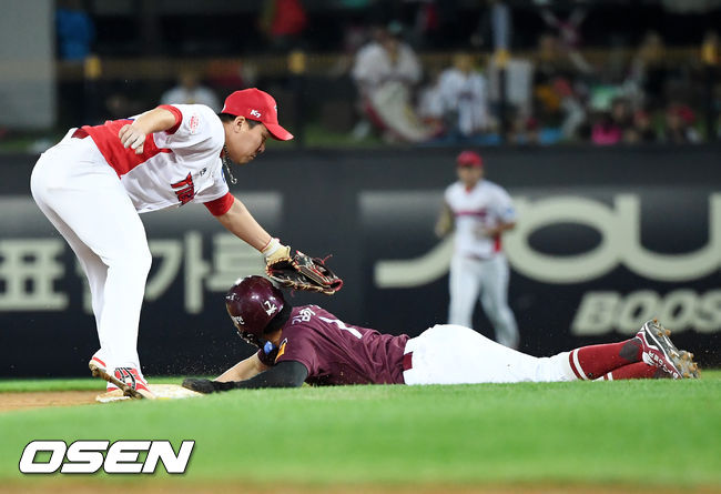 8회초 무사 주자 1루 키움 샌즈 타석에서 1루 주자 김하성이 2루 도루에 성공하고 있다./rumi@osen.co.kr