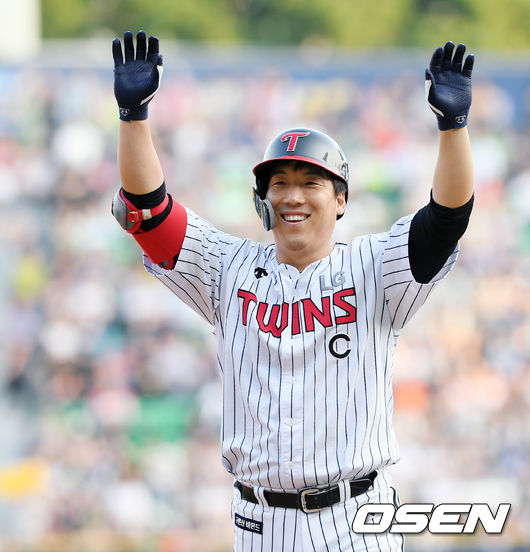 LG 김현수가 싹쓸이 2타점 적시타를 뽑아낸 후 세리머니를 하고 있다. / eastsea@osen.co.kr