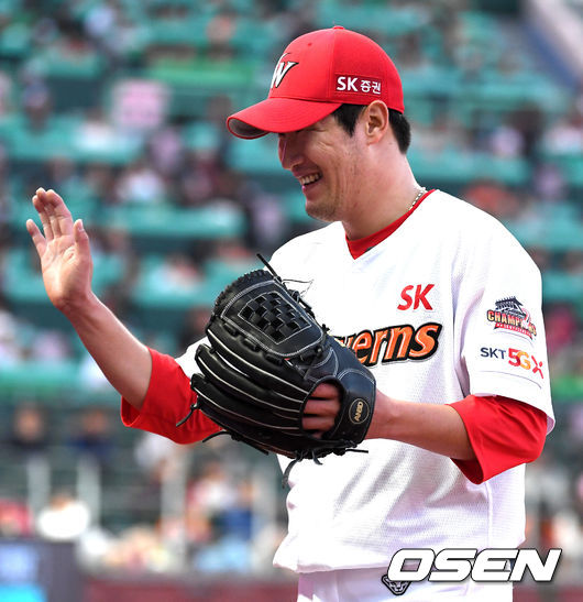 31일 오후 인천 SK행복드림구장에서 ’2019 신한은행 MY CAR KBO리그' SK 와이번스와 한화 이글스의 경기가 열렸다.  5회초 한화 공격을 삼자범퇴로 막아낸 SK 선발 박종훈이 더그아웃으로 향하며 미소짓고 있다. /dreamer@osen.co.kr