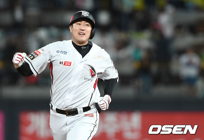 KT 위즈는 31일 수원 케이티위즈파크에서 열린 '2019 신한은행 마이카 KBO리그' 두산 베어스와의 경기에서 유한준의 끝내기 홈런으로 3-2 역전승을 거뒀다.9회말 1사 1루 KT 유한준이 끝내기 투런 홈런을 때린 뒤 기뻐하고 있다. /youngrae@osen.co.kr