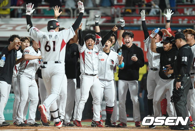 9회말 1사 1루 KT 유한준이 끝내기 투런 홈런을 때린 뒤 동료들의 축하를 받으며 홈으로 들어가고 있다. /youngrae@osen.co.kr