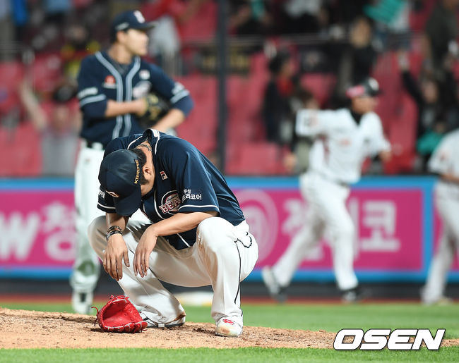 [OSEN=수원, 곽영래 기자 .9회말 1사 1루 두산 권혁이 KT 유한준에게 끝내기 투런 홈런을 허용한 뒤 아쉬워하고 있다. /youngrae@osen.co.kr