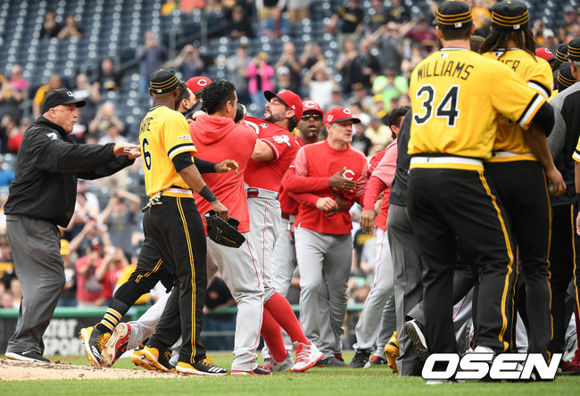 지난 4월8일 신시내티 선수들과 피츠버그 선수들이 그라운드로 달려나와 몸싸움을 벌이고 있다. /dreamer@osen.co.kr