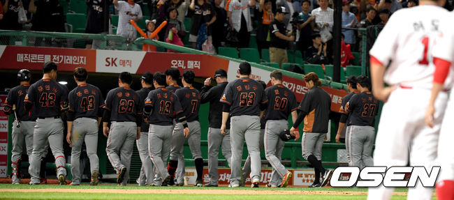 한화 선수들이 팬들에게 인사한 뒤 그라운드를 나서고 있다. /dreamer@osen.co.kr