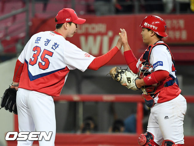 5월 31일 키움과의 광주경기에서 9회 한 점차를 지킨 KIA 소방수 문경찬이 한승택과 하이파이브를 하고 있다. / rumi@osen.co.kr