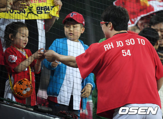 KIA 에이스 야현종이 경기를 마치고 꼬마팬에게 자신의 목걸이를 주고 있다./ rumi@osen.co.kr