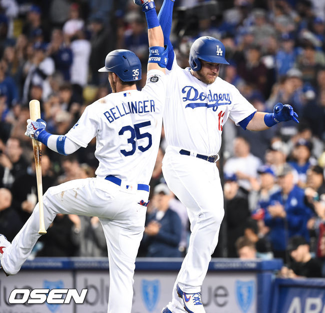 3회말 무사 1루 다저스 먼시가 선취 2점 홈런을 날린뒤 벨린저와 기뻐하고 있다. /  soul1014@osen.co.kr