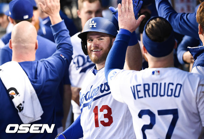 3회말 무사 1루 다저스 먼시가 선취 2점 홈런을 날린뒤 동료들의 축하를 받고 있다./   soul1014@osen.co.kr