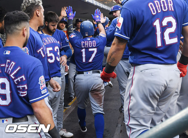 1회초 추신수가 선취득점을 올린뒤 동료들의 축하를 받고 있다. / soul1014@osen.co.kr