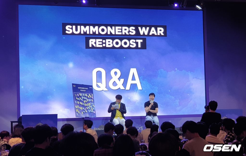 사회자 허준(왼쪽)과 김태형 서머너즈 워 개발팀장.