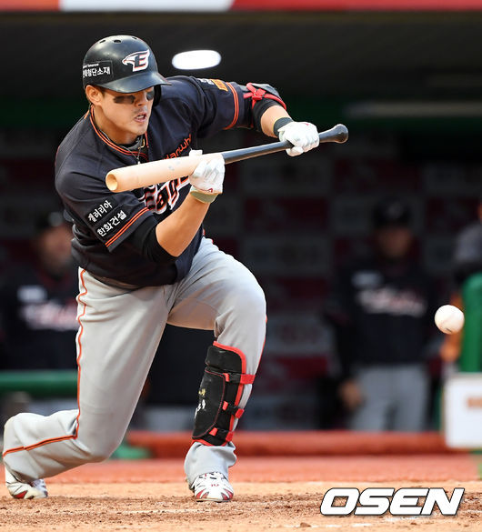 8회초 1사 주자 3루 한화 오선진이 스퀴즈 번트를 대고 있다. /rumi@osen.co.kr