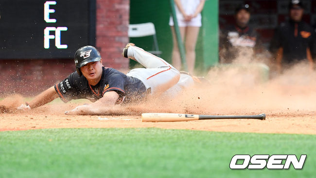 8회초 1사 주자 3루 한화 오선진의 스퀴즈 번트때 3루 주자 이창열이 홈으로 몸을 날려 선취점을 올리고 있다. /rumi@osen.co.kr