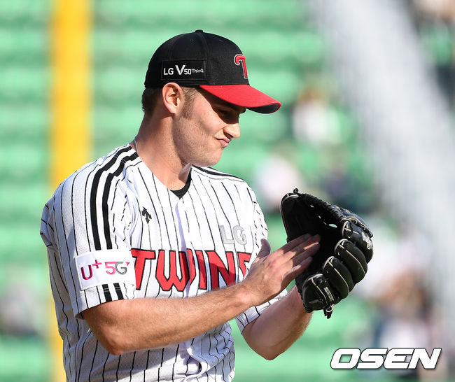 3회초 2사 1루에서 LG 윌슨이 기NC 김태진을 내야땅볼로 처리하고 환호하고 있다. /sunday@osen.co.kr