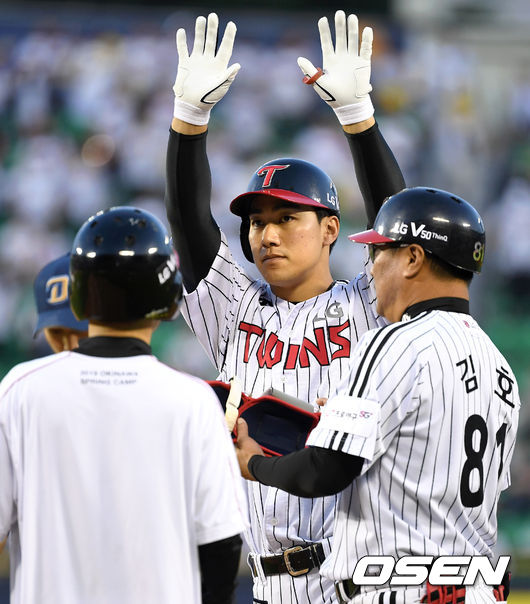 8회말 1사 2루에서 LG 이천웅이 우전 적시타를 치고 환호하고 있다. / sunday@osen.co.kr