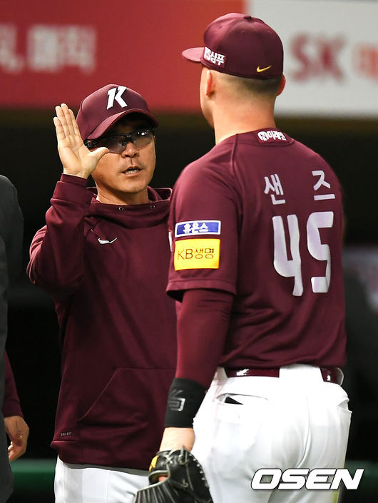 .경기에서 승리한 키움 장정석 감독이 샌즈와 하이파이브를 하고 있다. /pjmpp@osen.co.kr