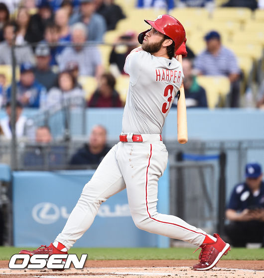 1회초 2사 필라델피아 하퍼가 외야플라이를 날린뒤 타구를 바라보고 있다./ soul1014@osen.co.kr