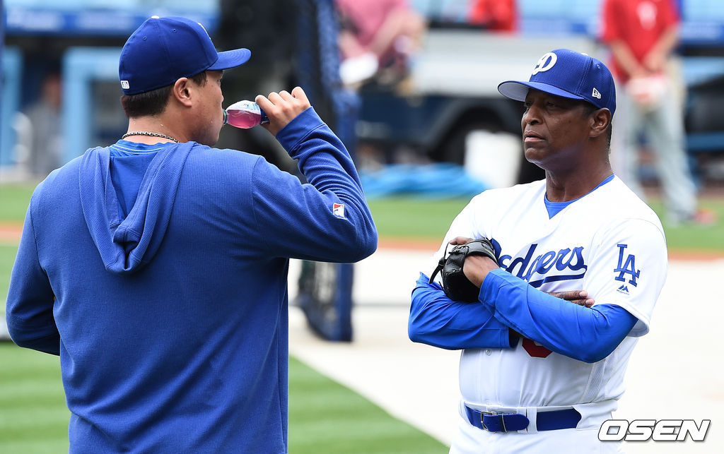 경기에 앞서 류현진이 이날  올드타임 어스데이를 맞아 참석한 다저스 출신 로이스터 전 감독과 인사를 하고 있다./ soul1014@osen.co.kr