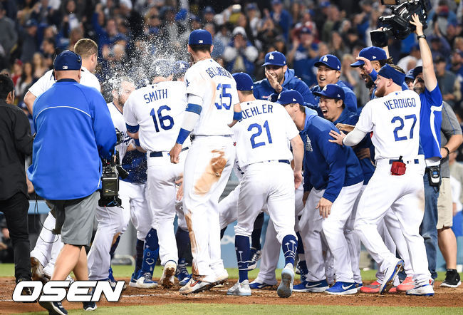 9회말 1사 다저스 윌 스미스가 끝내기 홈런을 날리고 동료들의 축하를 받고 있다. / soul1014@osen.co.kr