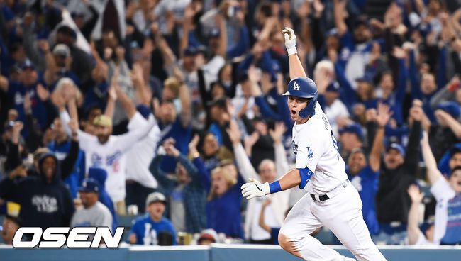 9회말 1사 다저스 윌 스미스가 끝내기 홈런을 날린뒤 베이스를 돌고 있다.  / soul1014@osen.co.kr