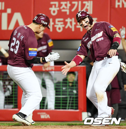 키움 4번타자 박병호가 장영석과 세레모니를 펼치고 있다./rumi@osen.co.kr