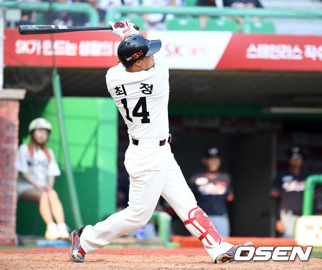 3회말 SK 선두타자 최정이 좌중월 솔로 홈런을 치고 있다./rumi@osen.co.kr