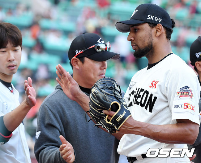 7회초를 마친 SK 선발 산체스가 덕아웃으로 향하고 있다./rumi@osen.co.kr