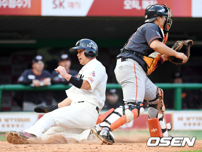 7회말 2사 주자 2루 SK 정의윤의 좌익수 앞 1타점 적시타때 최정이 홈으로 몸을 날려 세이프 되고 있다./rumi@osen.co.kr