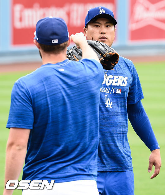 경기에 앞서 류현진이 동료와 캐치볼을 한뒤 하이파이브를 하고 있다. / soul1014@osen.co.kr