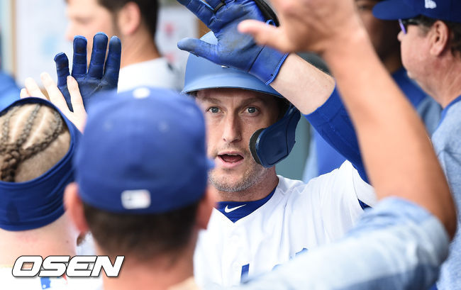 7회말 2사 다저스 프리즈가 선취 솔로홈런을 날리고 동료들과 하이파이브를 하고 있다./ soul1014@osen.co.kr