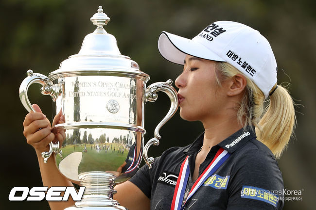 이정은이 US여자오픈 우승컵에 입맞춤을 하고 있다. /ⓒGettyimages(무단전재 및 재배포 금지)