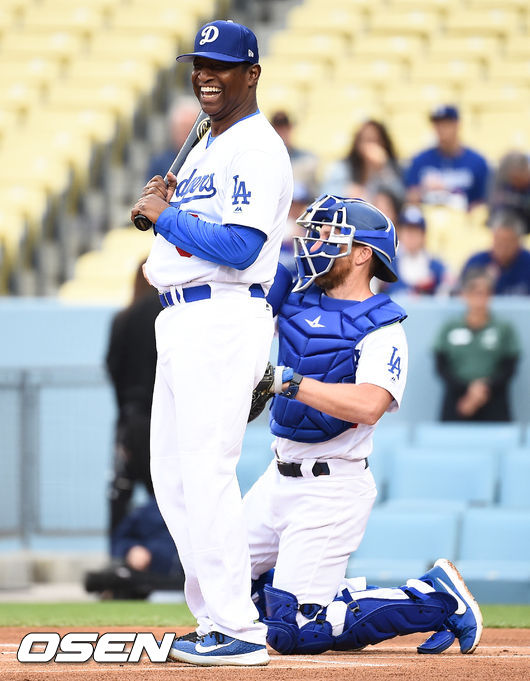 이벤트 게임에서 로이스터 롯데 전 감독이 헛스윙 후 미소 짓고 있다/ soul1014@osen.co.kr