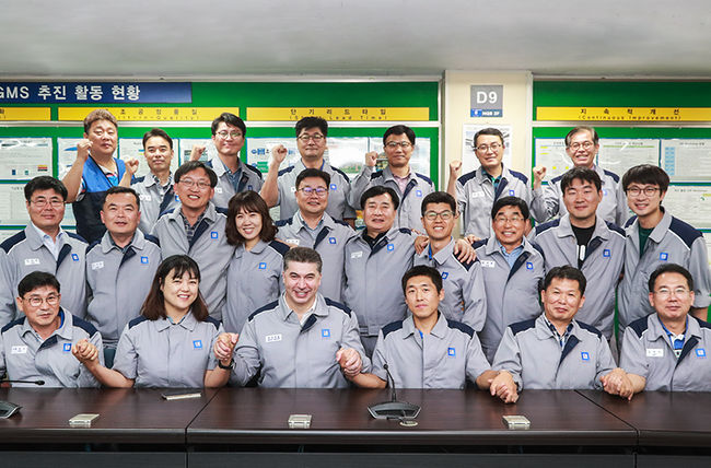 한국지엠 창원공장을 방문해 기념 사진을 찍고 있는 카허 카젬 사장.