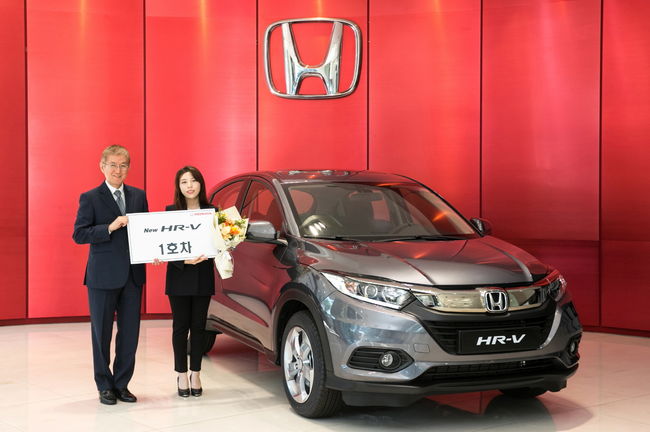 1호차 전달식을 갖고 있는 KCC모터스 이규철 부사장(왼쪽)과 김유진 씨.