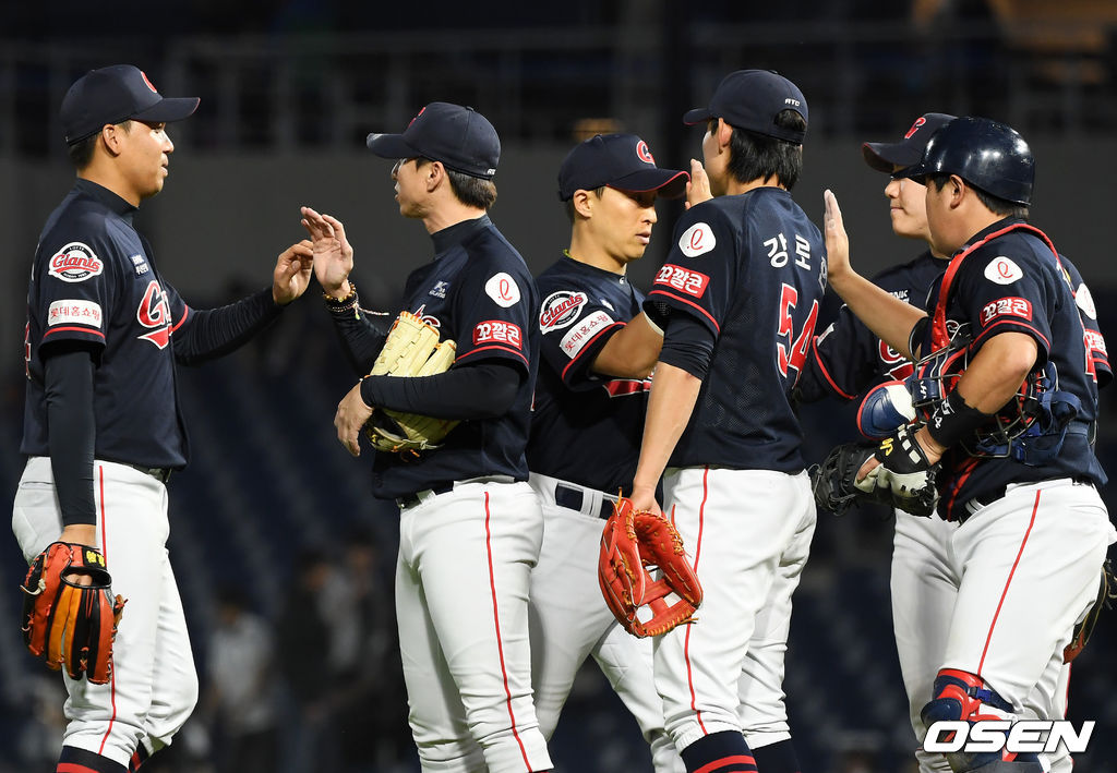 경기를 마치고 롯데 선수들이 마운드 근처에 모여서 하이파이브를 하고 있다./rumi@osen.co.kr